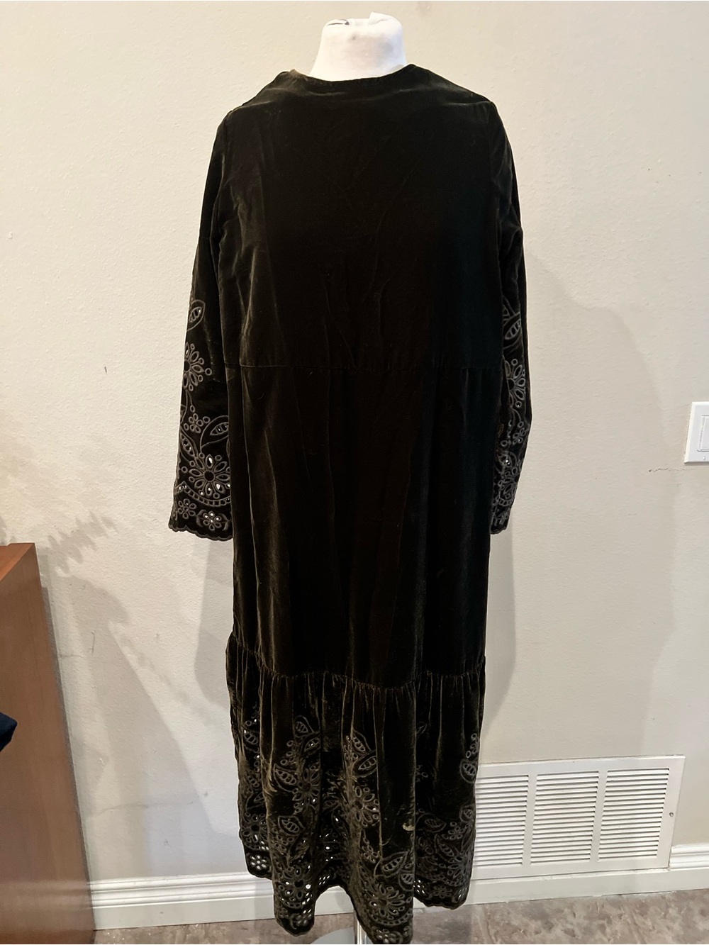 Zara Black /Dark Green Velvet Long Sleeve Embroidered Dress XS 100% Polyester